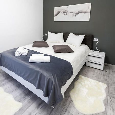 Cristopher Apartament บุชเตนี ภายนอก รูปภาพ