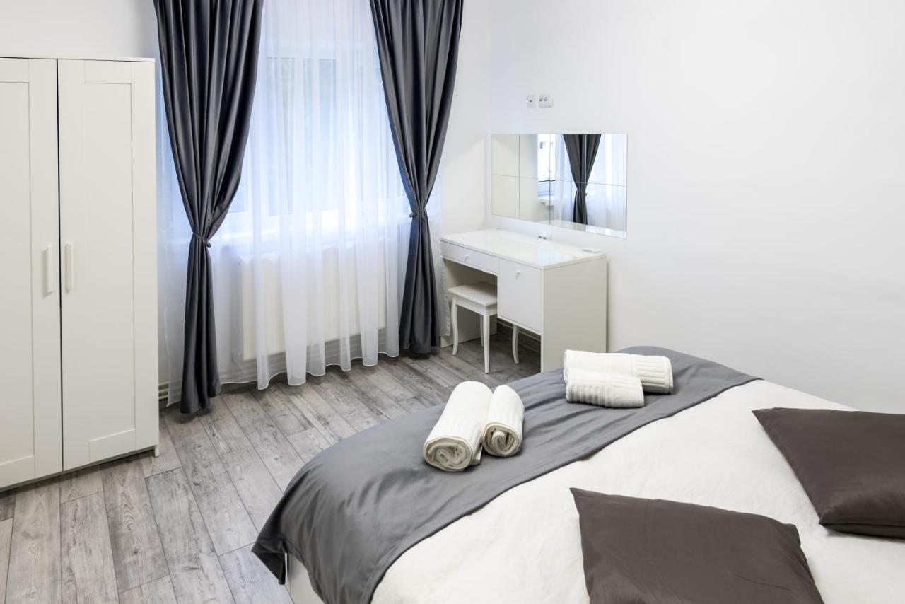 Cristopher Apartament บุชเตนี ภายนอก รูปภาพ