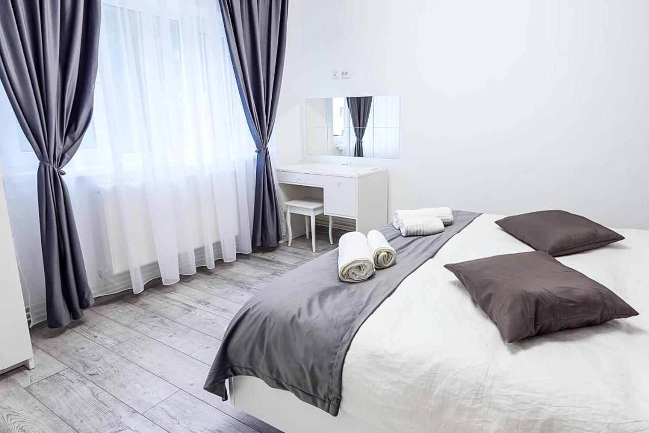 Cristopher Apartament บุชเตนี ภายนอก รูปภาพ