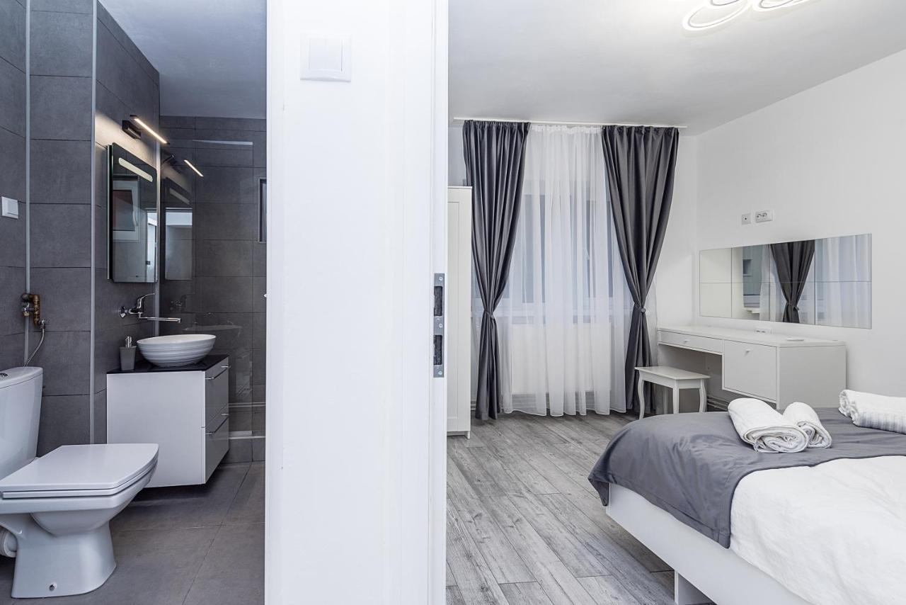 Cristopher Apartament บุชเตนี ภายนอก รูปภาพ